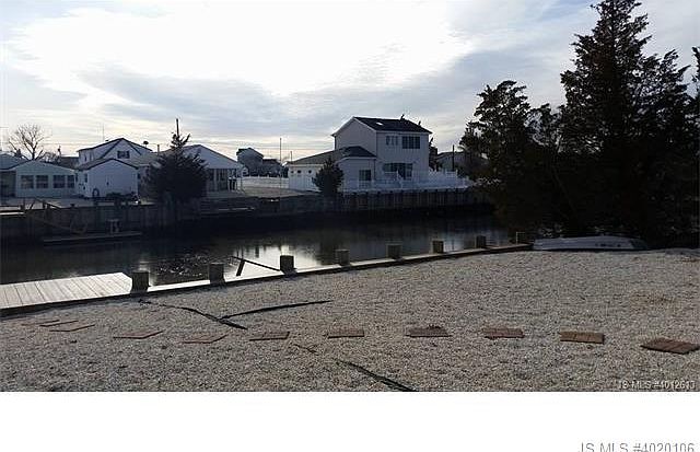 2nd image of 27 Cranbury Lake Dr