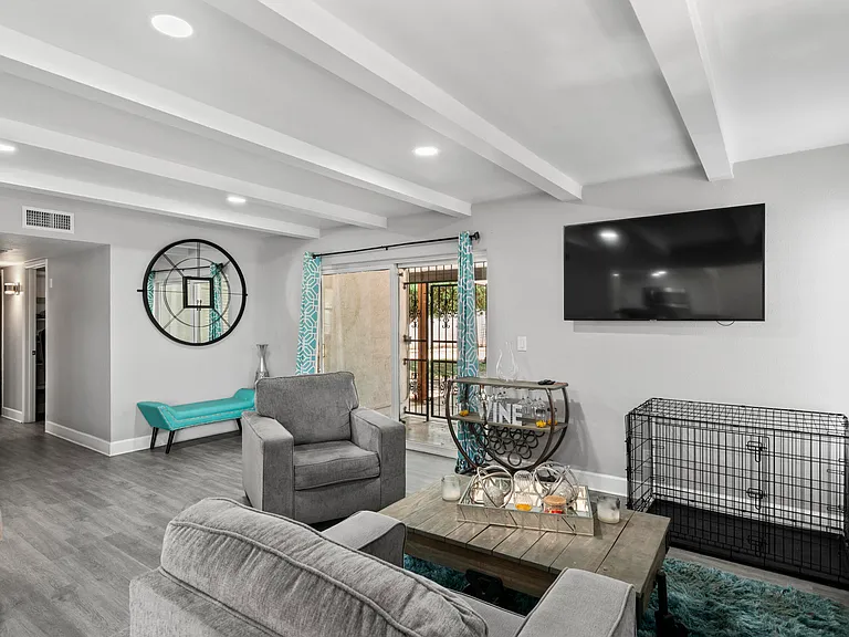 648 E Tam Oshanter Dr — Photo 5