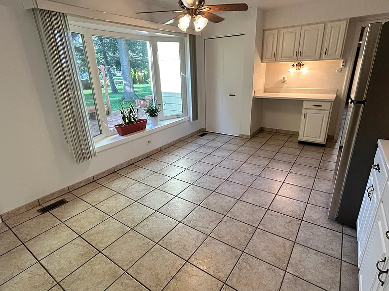 eat-in kitchen