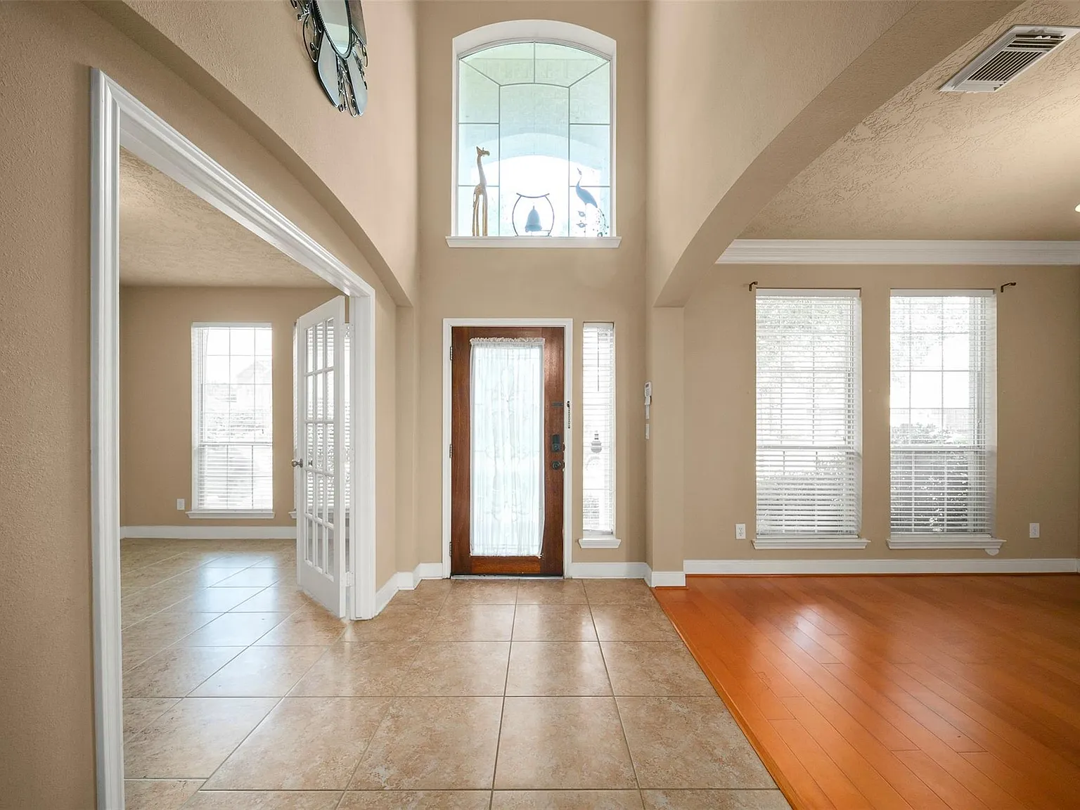 5 bed, 3.5 bath, 4298 sqft, $3,800 — Photo 4