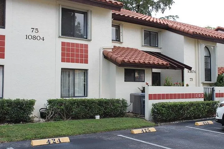 2 bed, 2.0 bath, 1330 sqft, $2,400 — Photo 2