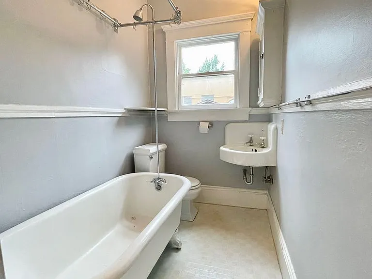 Lovely 1+ Bedroom Apt in Old-Portland Building off of Hawthorne — Photo 15