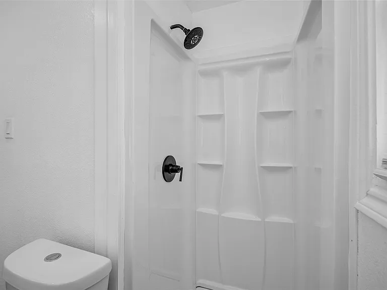 1203 W 6th St — Photo 23