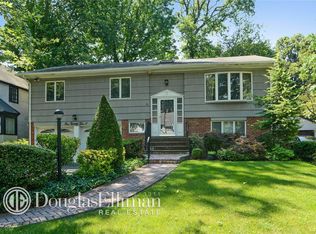 122 Allenwood Rd, Great Neck, NY 11023
