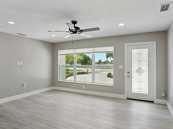 3rd image of 3720 Lake Osborne Dr