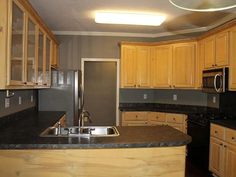 325 Pinewood Ln — Photo 7