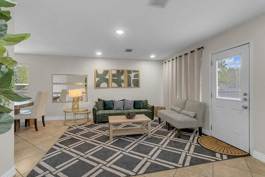 6 bed, 2.5 bath, 2156 sqft, $4,250 — Photo 3