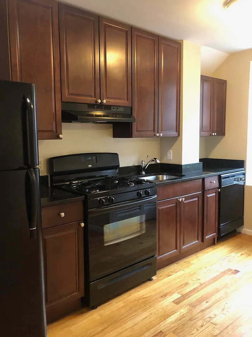 Beautiful 3 bed in the North End! — Photo 1