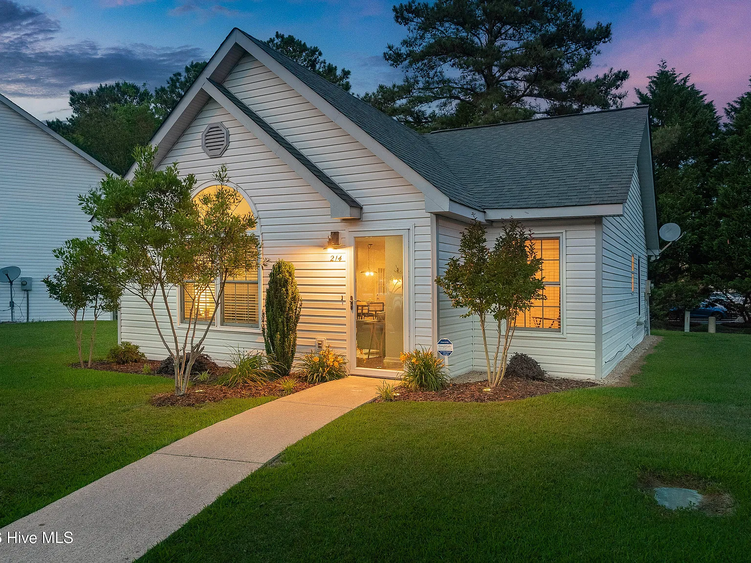 2 bed, 1.0 bath, $2,100 — Photo 3