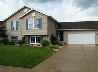 720 Stonehaven Dr, Sun Prairie, WI 53590