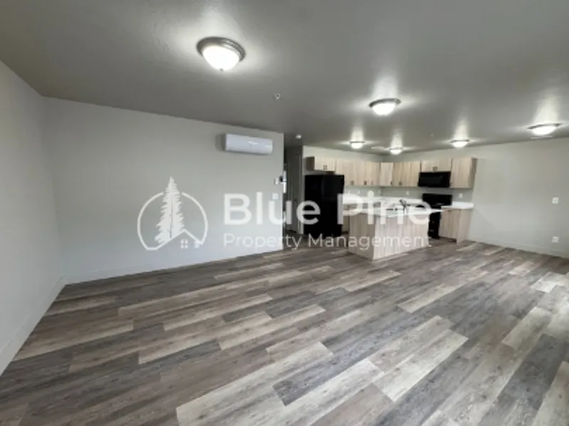 3 bed, 2.0 bath, 1173 sqft, $1,400 — Photo 2