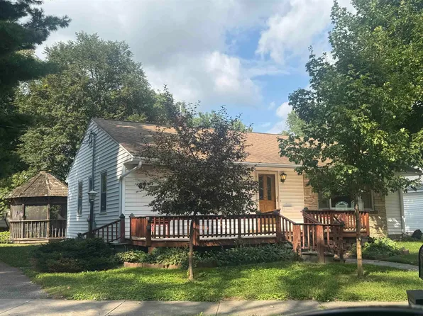 87 Riverside Ave, Charles City, IA 50616