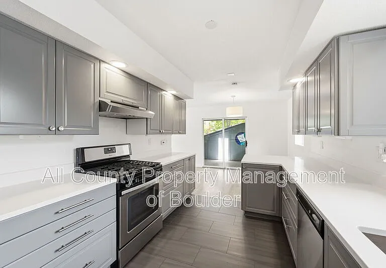 2702 6th St — Photo 3