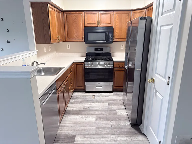 921 Bentley Ct — Photo 4