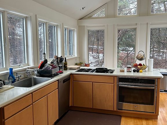 4th image of 10 Cortland Dr