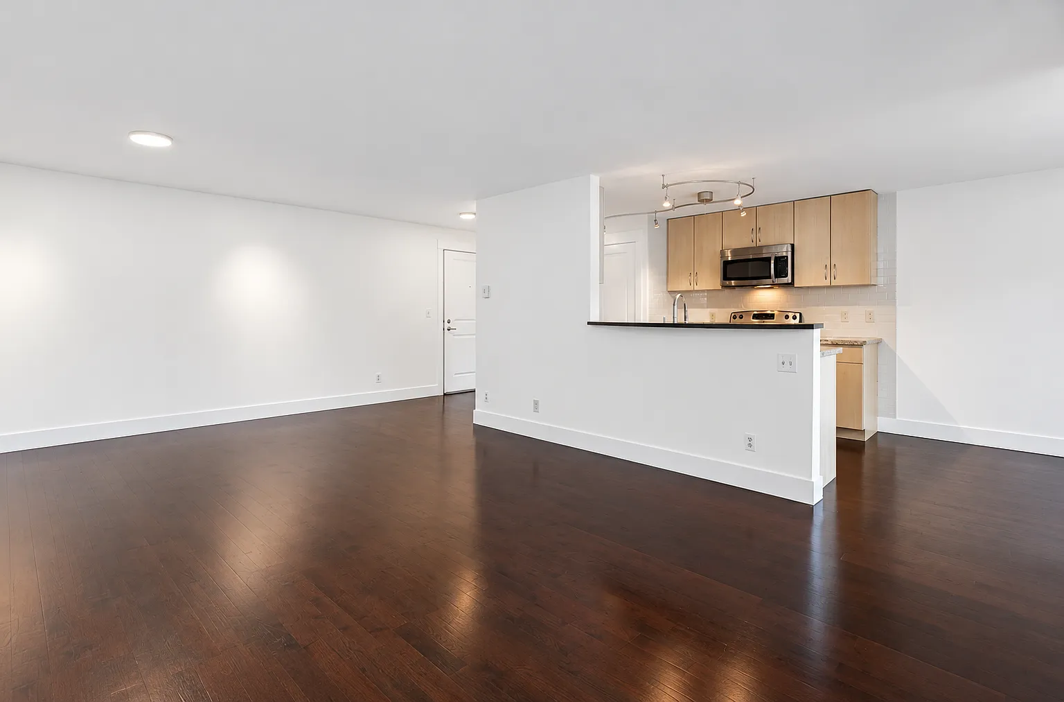 1 bed, 859 sqft, $2,400 — Photo 2