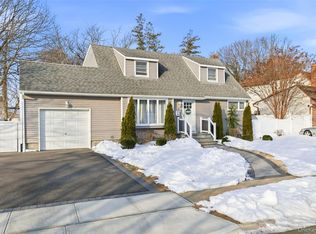 30 Linwood Place, Massapequa Park, NY 11762