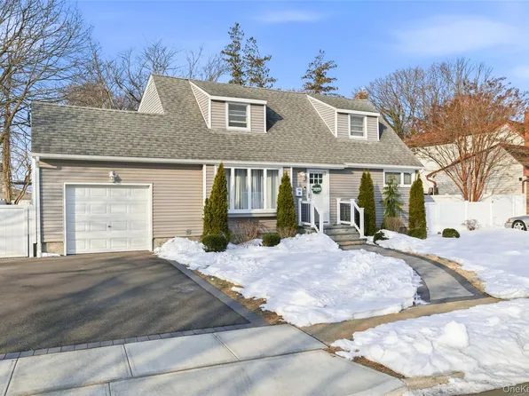 30 Linwood Place, Massapequa Park, NY 11762