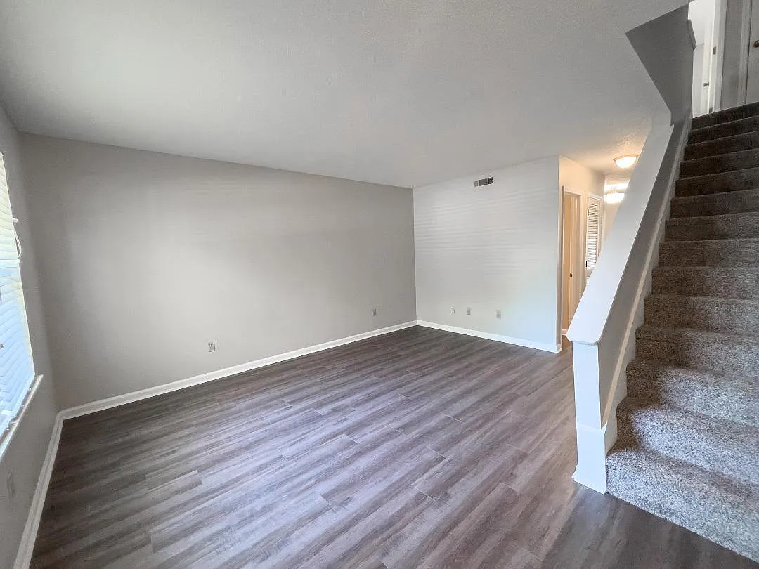 2 bed, 1.5 bath, 1000 sqft, $1,350 — Photo 3