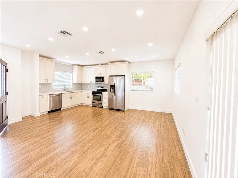 6651 Noble Ave — Photo 3