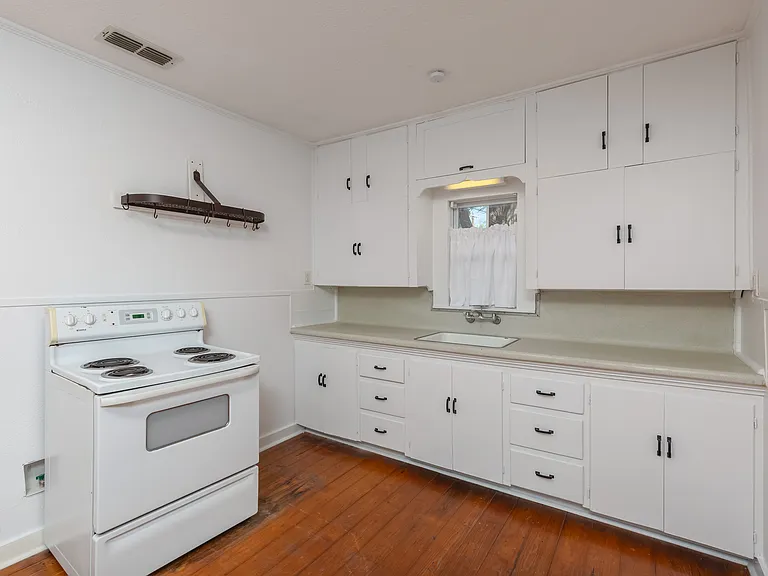 408 Bryan St — Photo 12