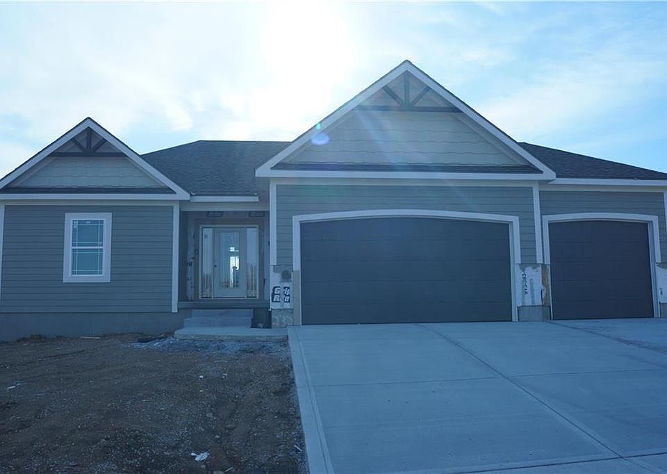 1st image of 2324 NE Colannade Ave