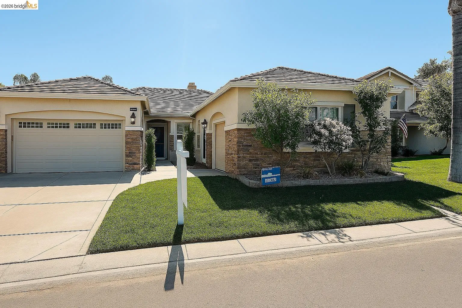 2072 Bridgeport Loop photo 1