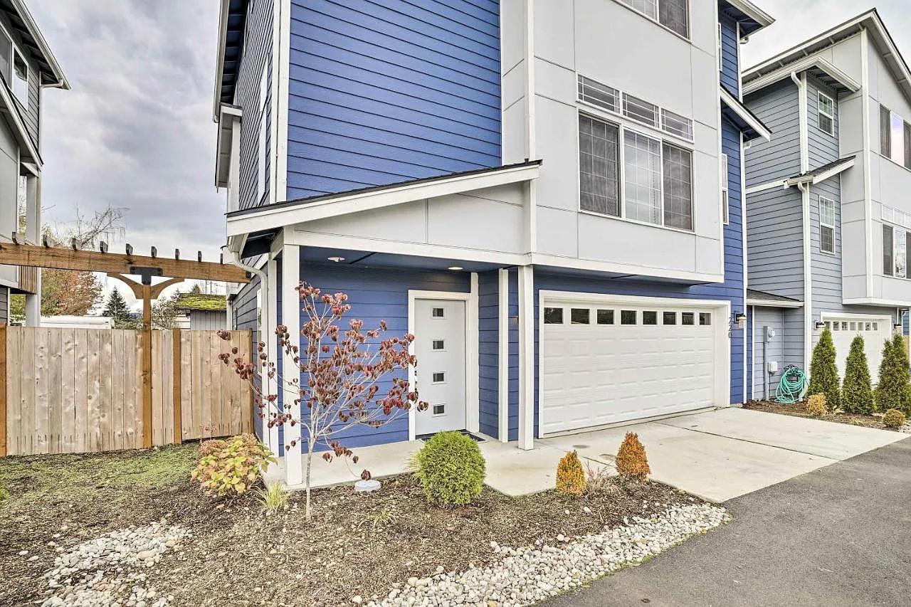 4 bed, 3.5 bath, 2200 sqft, $4,850 — Photo 1