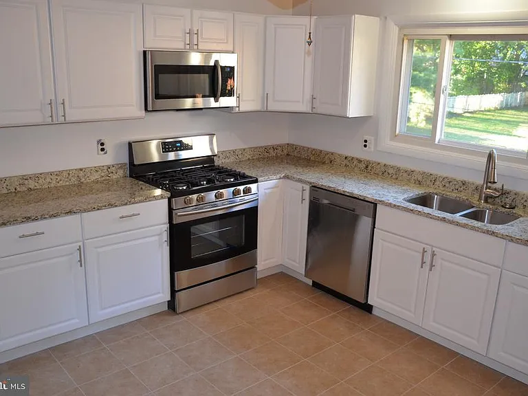 9210 Maple Rock Dr — Photo 3