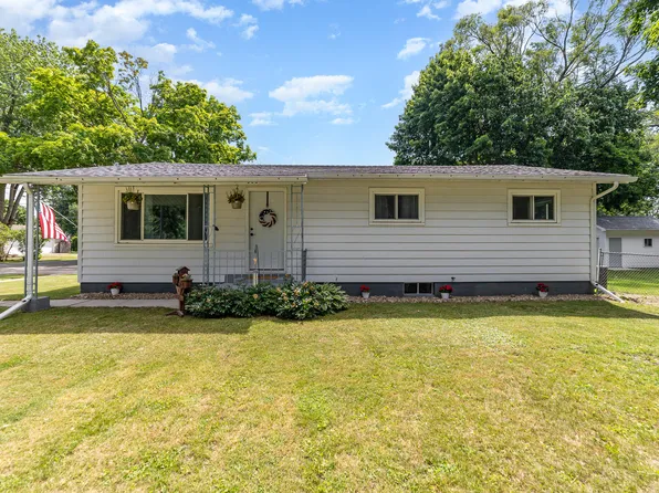 305 5th St, Breckenridge, MI 48615