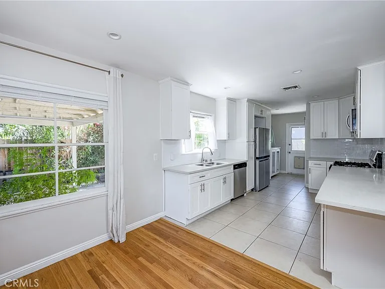 15744 Hart St — Photo 6