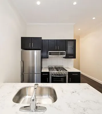 Rented by Icon Realty Management | media 34