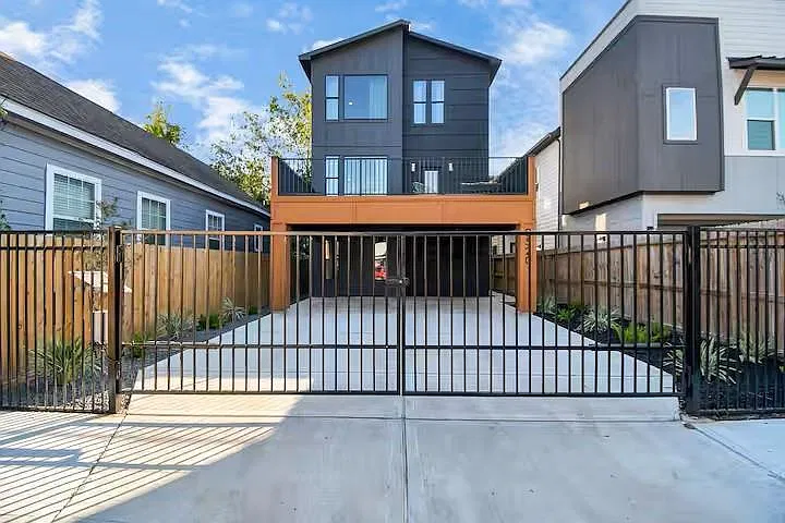 3 bed, 2.5 bath, 1740 sqft, $3,200 — Photo 2