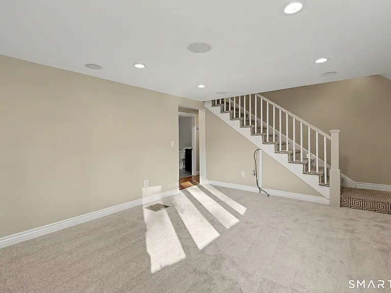 142 N Taylor Ave — Photo 5