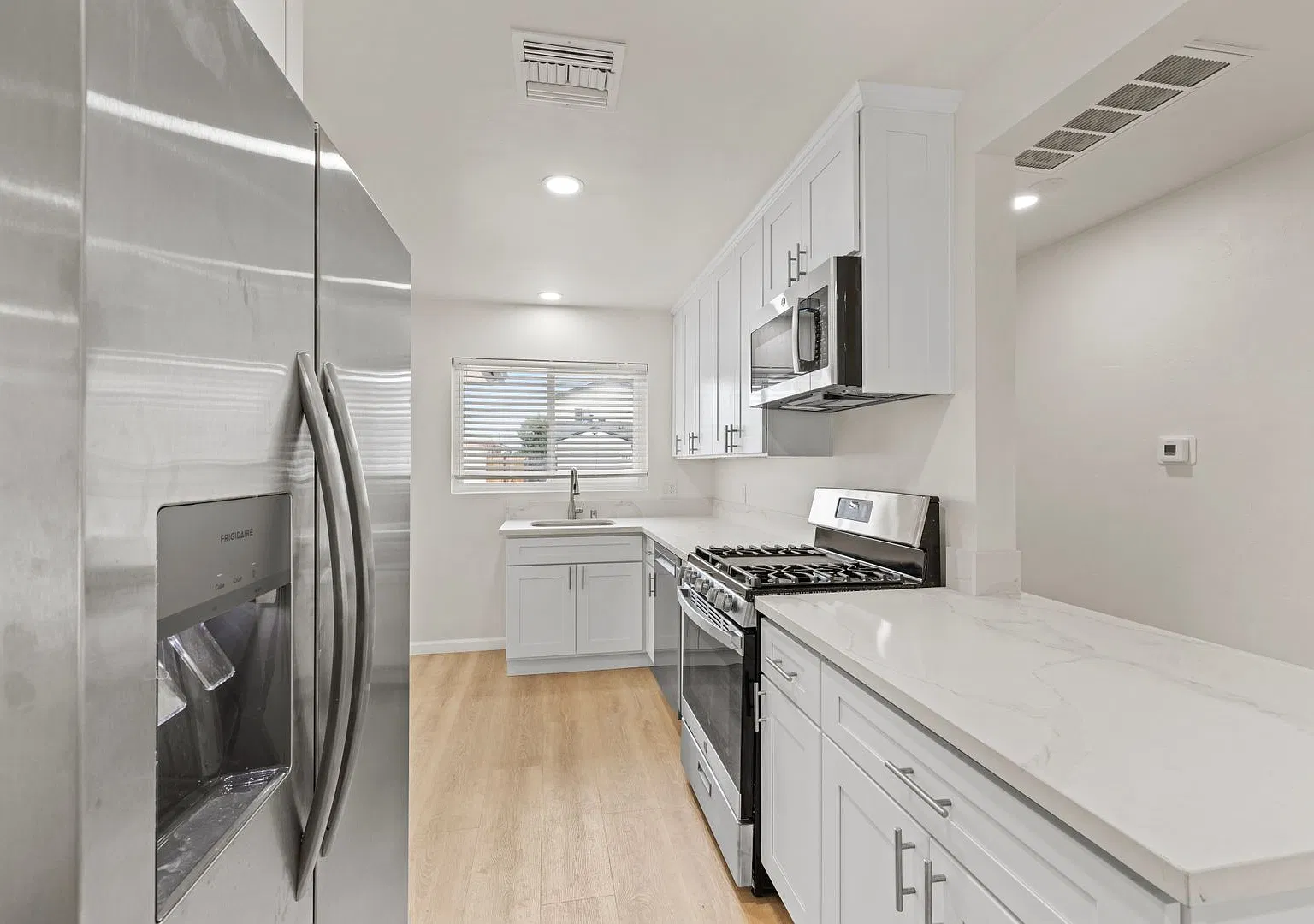 Nice 5 bedroom house on Ewing! — Photo 4