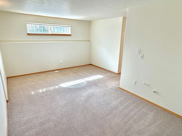 8702 NE Glisan St — Photo 15
