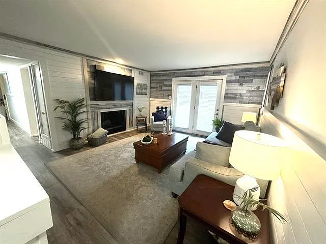 3 bed, 2.0 bath, 1457 sqft, $2,350 — Photo 3