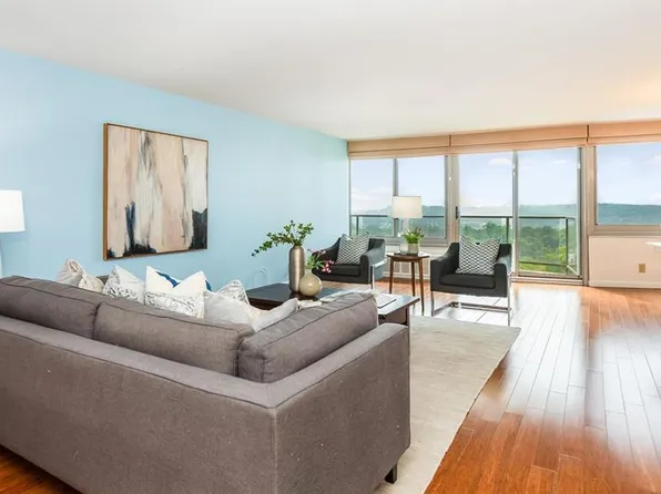 1 Claridge Dr APT 521, Verona, NJ 07044