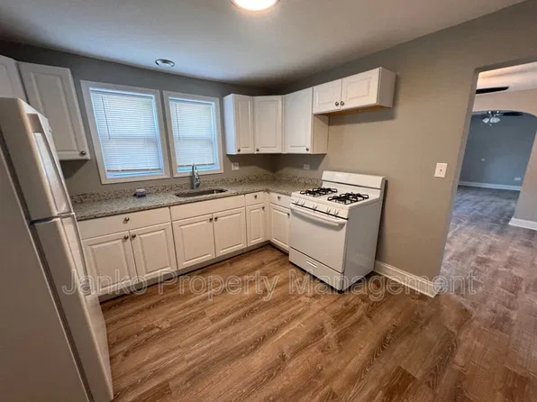 2235 Vermont St APT 1R, Blue Island, IL 60406