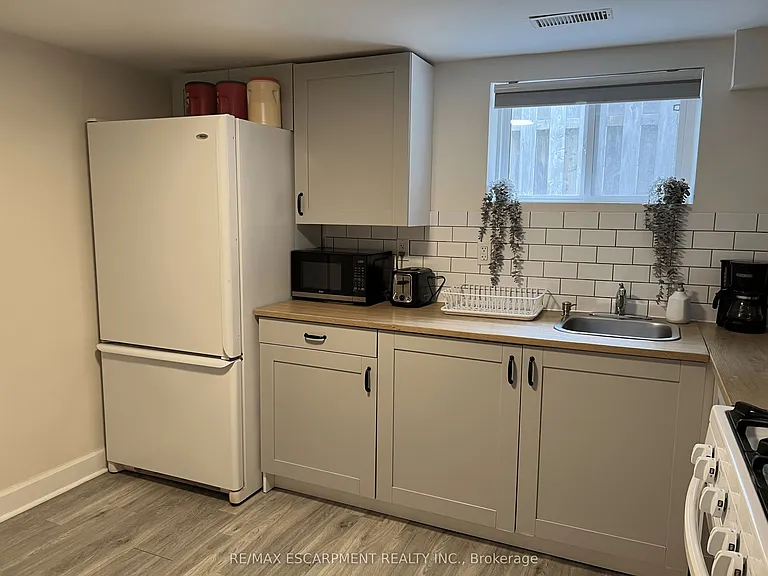 4 Sunning Hill Ave #LOWER — Photo 14