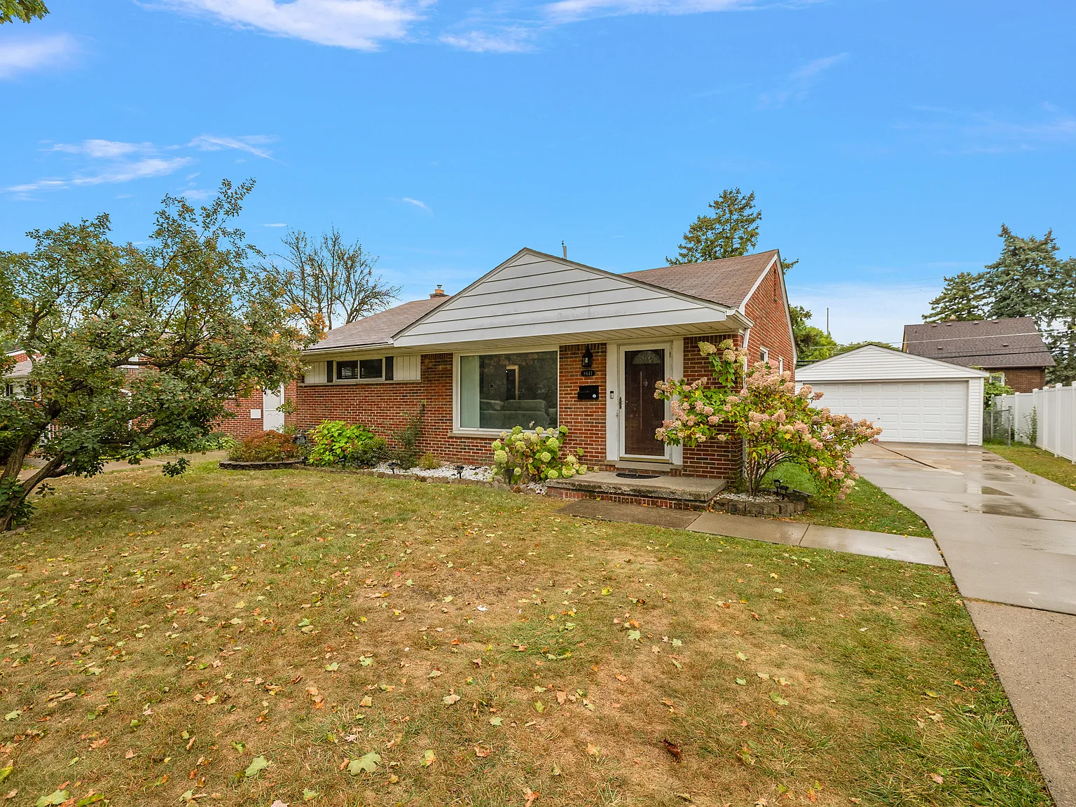 4 bed, 2105 sqft, $2,600 — Photo 1