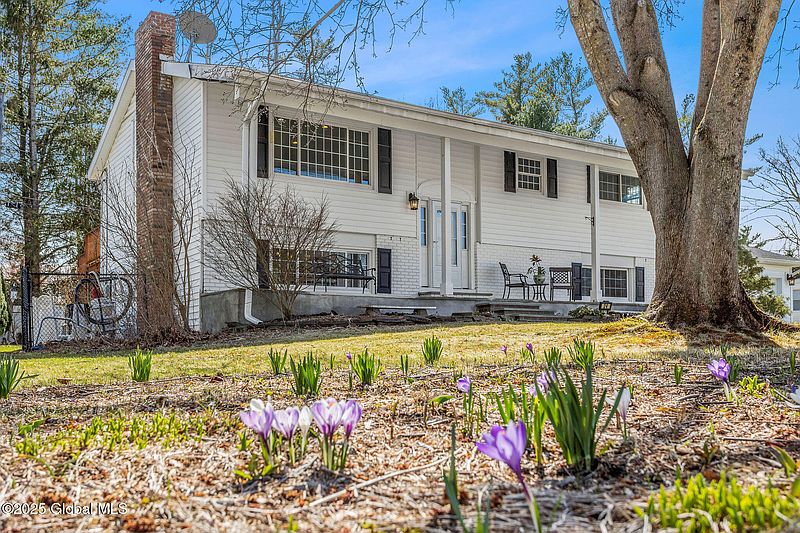3rd image of 24 Heldervue Avenue