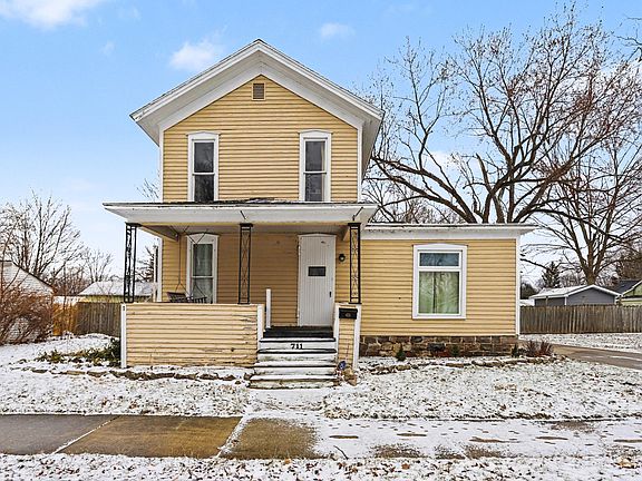 3rd image of 711 Maple St