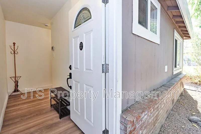1 bed, 1.0 bath, 403 sqft, $1,545 — Photo 2
