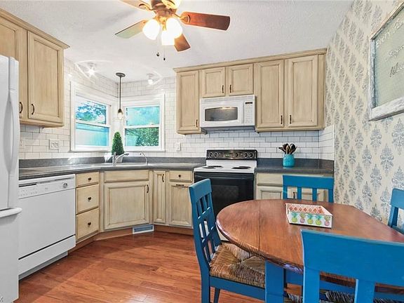 3rd image of 16917 New Castle Dr