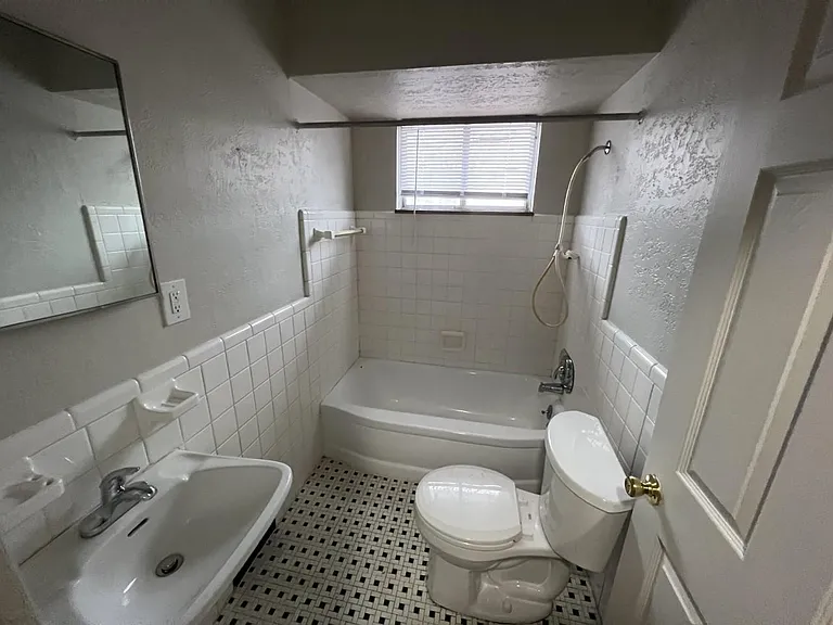 734 Wlincoln #4 — Photo 3