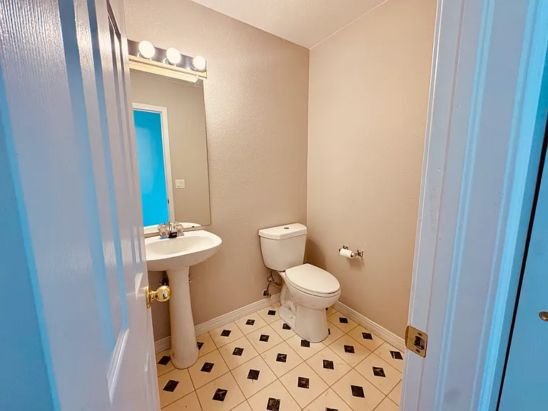 1141 James Ct — Photo 8
