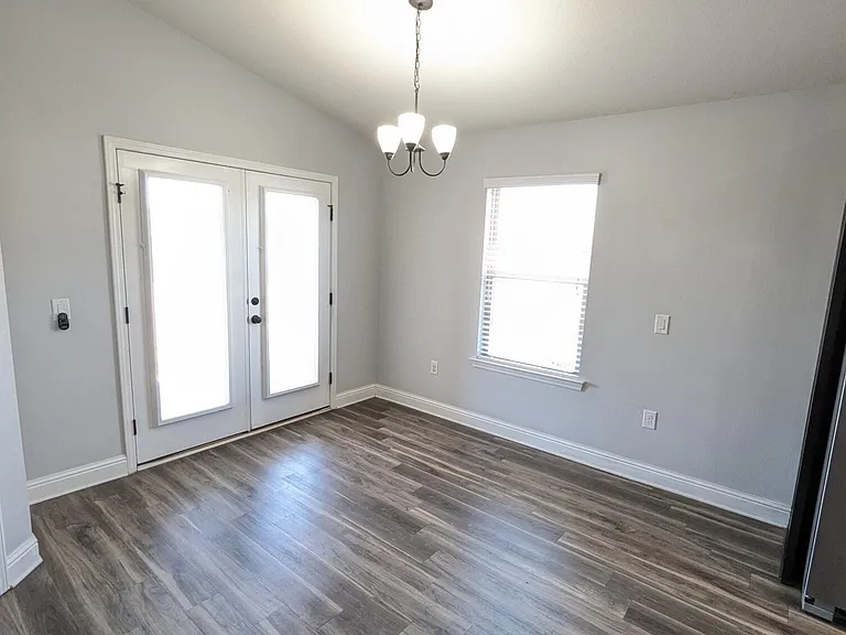 2401 Spur Ln — Photo 6