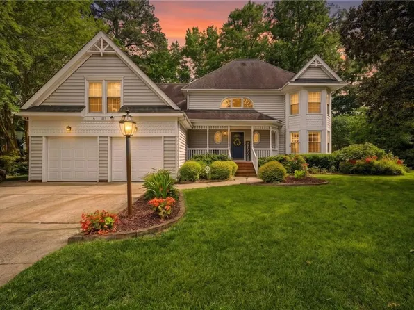 813 Loch Island Dr, Chesapeake, VA 23320