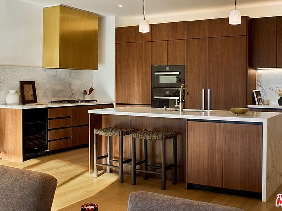 5th image of 702 N Doheny Dr #302